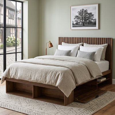 Lit plateforme en bois de style ferme moderne avec tête de lit à lattes verticales et système de rangement à trois zones, format double, taupe