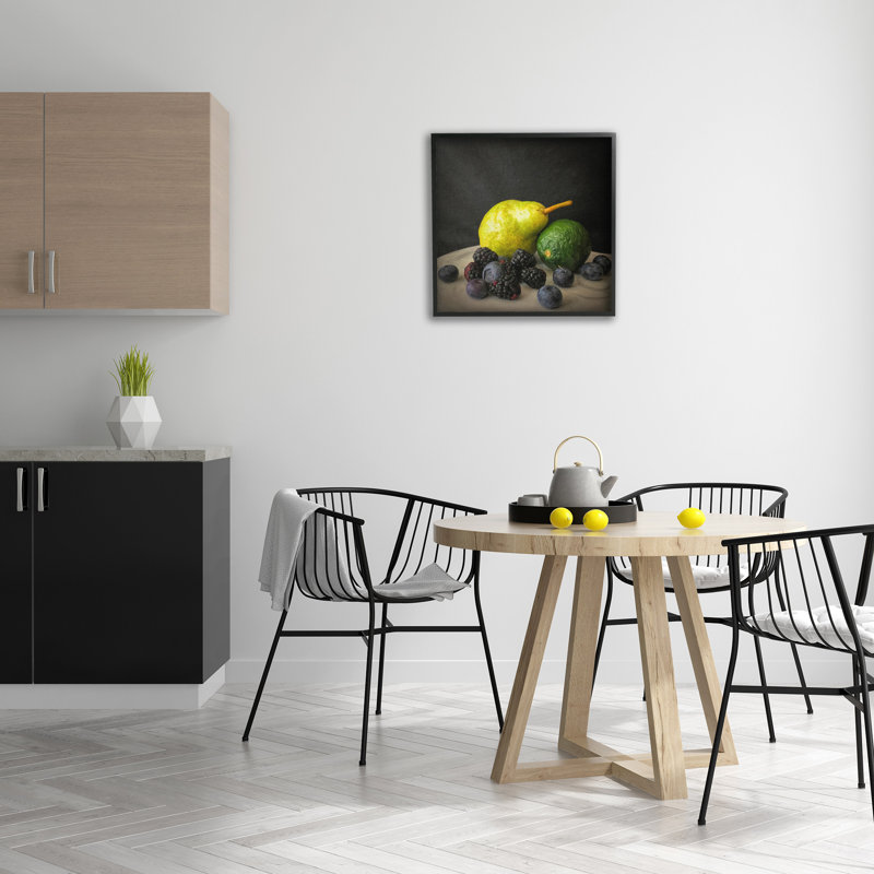 «Fruit & Berries Still Life», estampe numérique encadrée par GraffiTee Studios, Giclée encadrée noir minuit