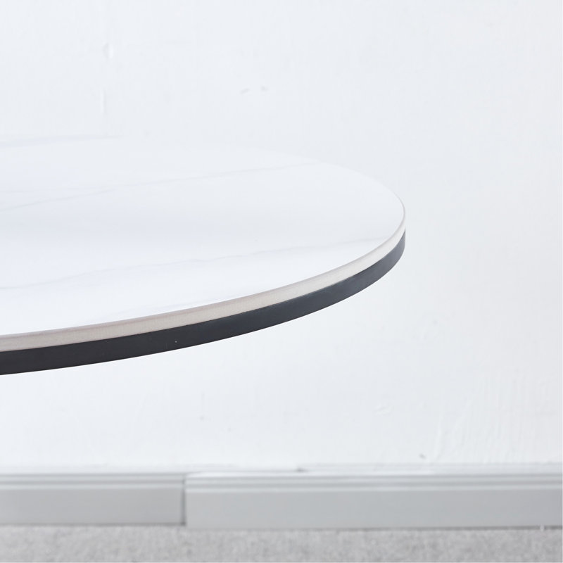 Élégante table de bout en pierre frittée avec détails en métal exquis, améliorant l'espace de vie