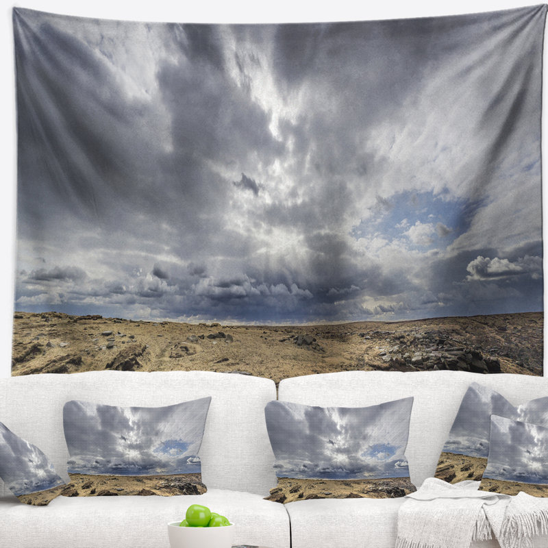 Tapisserie paysage ciel et pierres sous des nuages sombres, H 78 po x l 92 po