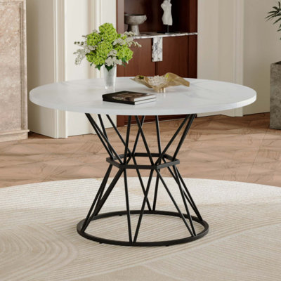 Une table de salle à manger circulaire d'un diamètre de 47,3 pouces, comprenant 4 plateaux en panneau de fibres à densité moyenne, des supports en métal en forme de sablier noir et une table de salle à manger de style industriel moderne pour 4 à 6 personnes.