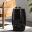 Table d'appoint cylindrique noire de 30,5 cm (12 po), style industriel, idéale pour le salon, la salle familiale ou l'entrée. Table basse intérieure/extérieure, design sculptural avec découpes, résistante aux intempéries. Dimensions : 31,7 cm (12,48 po) de largeur x 44,8 cm (17,65 po) de profondeur x 44,8 cm (17,65 po) de hauteur.
