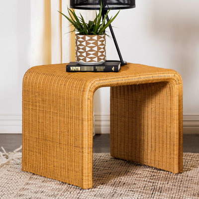 Table de bout carrée avec tissage naturel, esthétique moderne, rangement ouvert au bas et structure en métal pour les salons principaux avec style, finition, bords de cascade sans soudure polyvalents dans les chambres