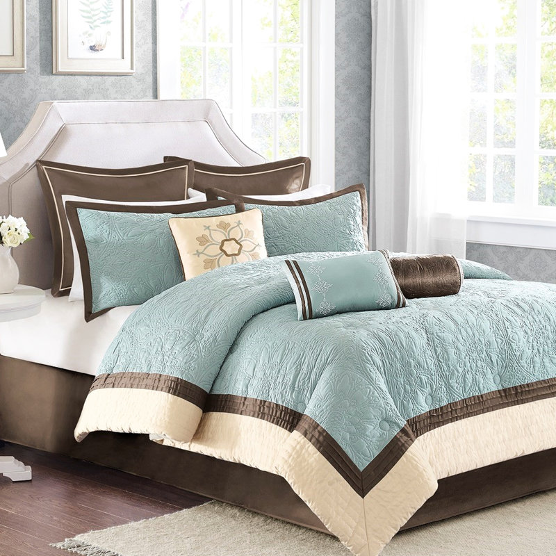 Édredon bleu très grand avec charmeuse et trois coussins décoratifs en bleu, fait de taies décoratives