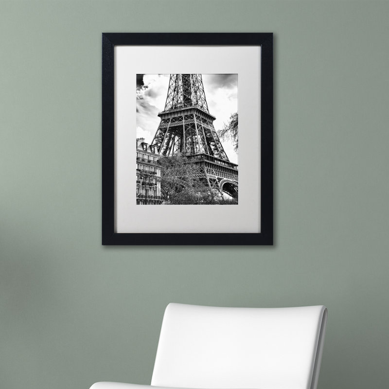 « eiffel tour paris ii » par philippe hugonnard,, reproduction de photo encadrée, H 14 po x l 11 po x P 0,5 po, Cadre noir