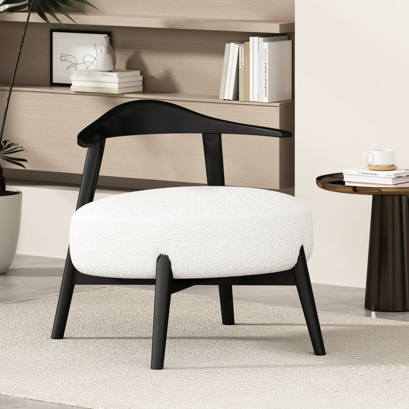 Chaise rembourrée en tissu avec dossier, pieds en bois