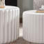 Ensemble de tables basses rondes festonnées blanches-446974063