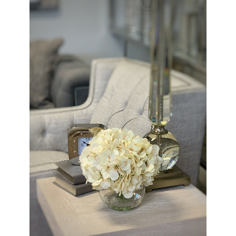 Arrangements floraux d'hortensias et centres de table dans un vase