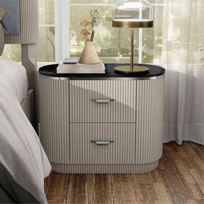 Mobilier de chambre à coucher de style contemporain 1 pièce à dessus en pierre avec tiroirs à queue d'aronde française et anglaise avec poignées chromées et finition argentée