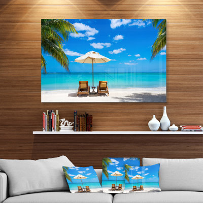 Reproduction de photo de plage, reproduction de photo sur la côte de l'océan turquoise - Plage turquoise avec chaises