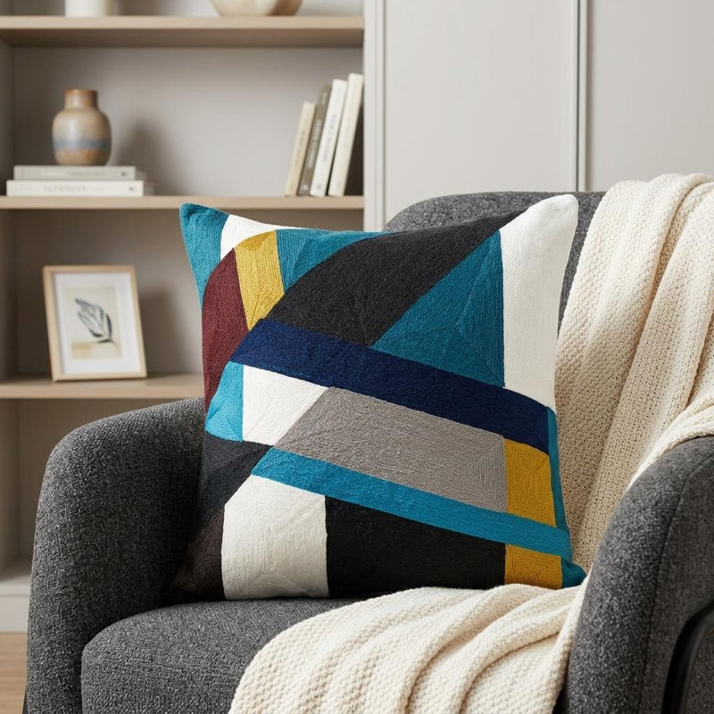 Coussin décoratif à motif géométrique brodé bleu 20 po x 20 po Parkland Collection Zenza