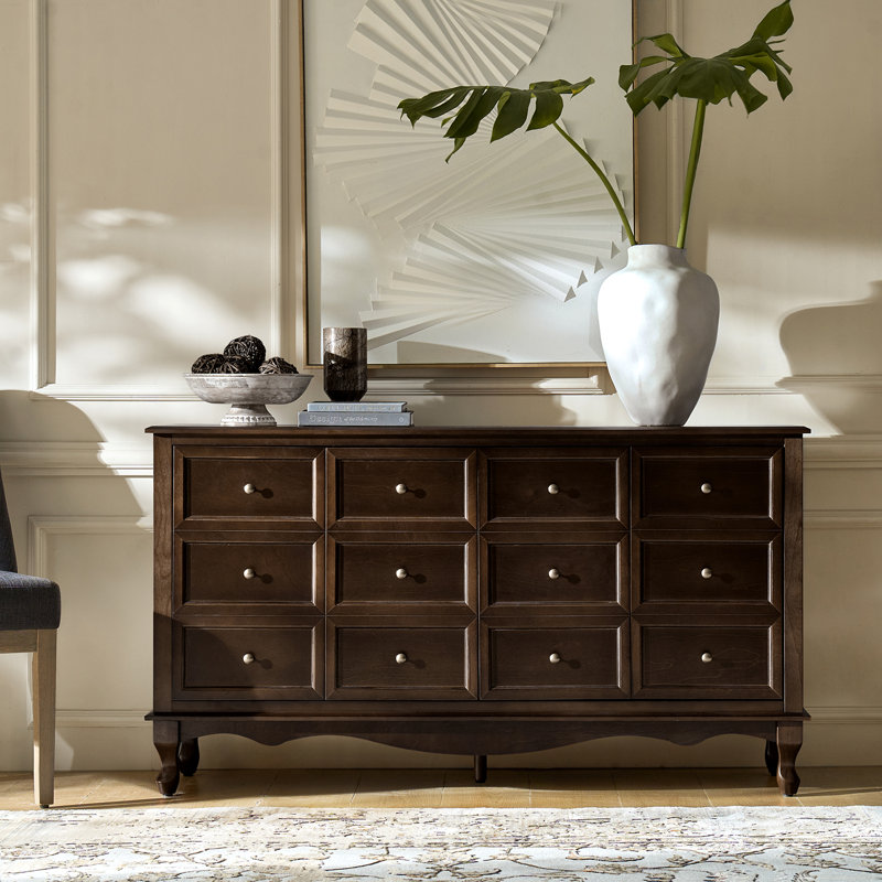 Buffet transitionnel à 4 portes de 58 po de largeur avec tablettes réglables et pieds en bois massif Ilesha, Noyer