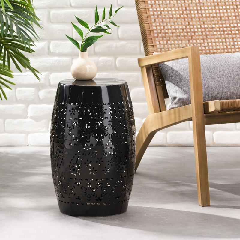 Table d'appoint en métal ajouré noir, sans assemblage, style transitionnel, idéale pour patio, jardin ou terrasse.