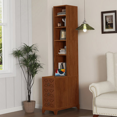 Table de bout fonctionnelle avec trois tiroirs et quatre tablettes ouvertes, parfaite pour les coins de la chambre à coucher et l'organisation facile