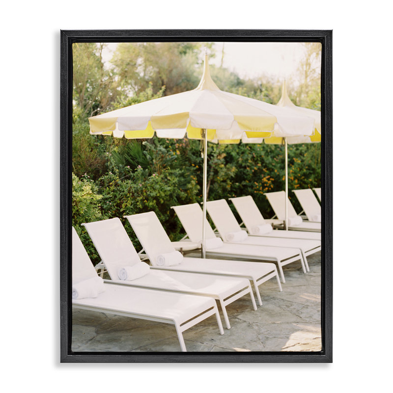 "Summer Pool Chairs", art mural encadré par Justine Milton, Cadre flottant noir de jais, H 21 po x l 17 po