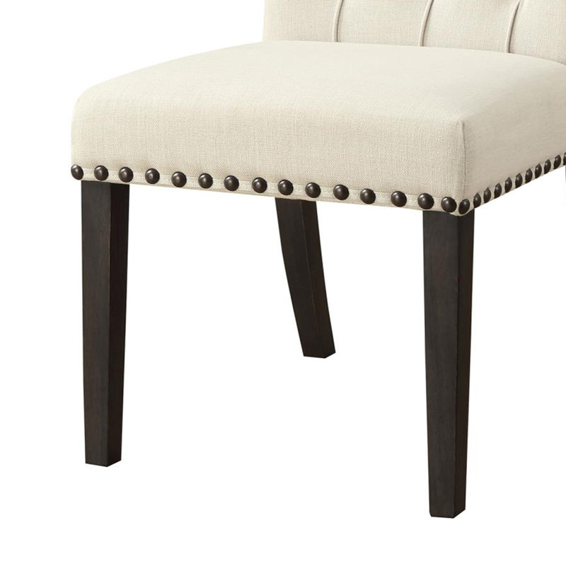 Chaise d'appoint capitonnée Jackye avec garniture cloutée, Beige, Noir fumé