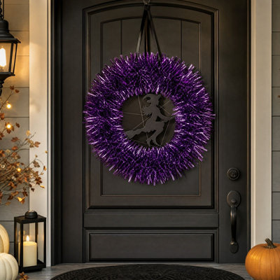 Décoration d'Halloween : Couronne violette avec sorcière volante à suspendre à la porte d'entrée, à la fenêtre ou au mur, pour une décoration intérieure ou extérieure pour une fête d'Halloween.