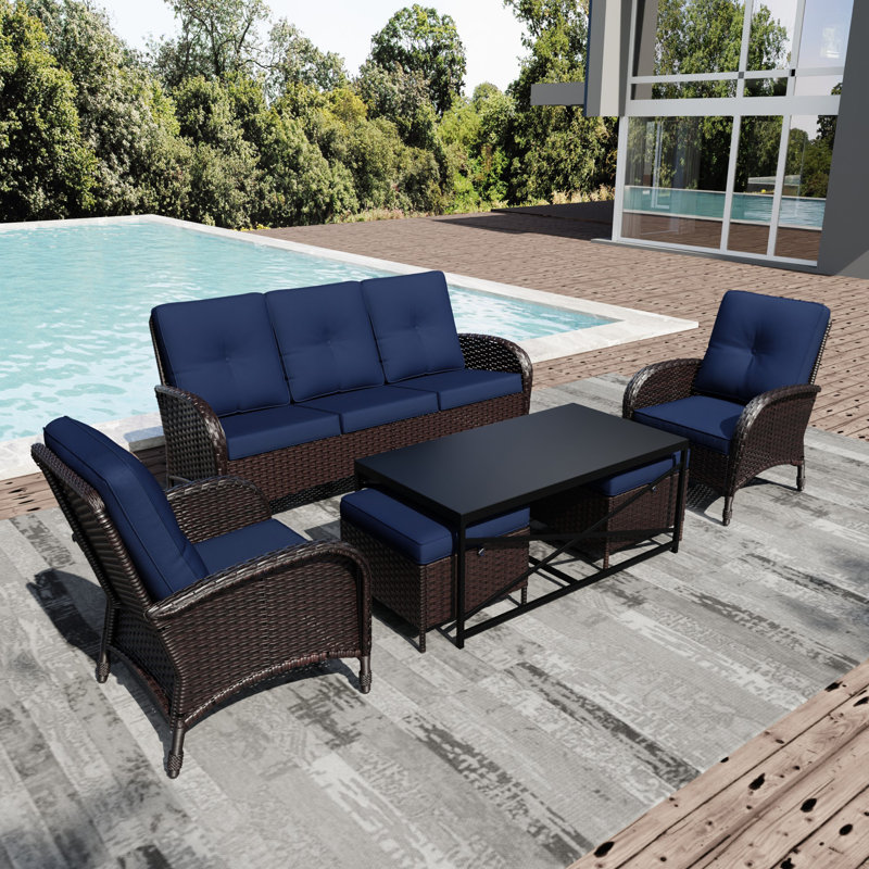 Ensemble de patio extérieur en osier pour 5 personnes avec canapé, chaises, repose-pieds, table basse et coussins bleus, Bleu