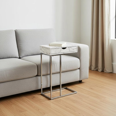Table de bout 24 po gris, blanc et argent en faux marbre et fer avec tiroir