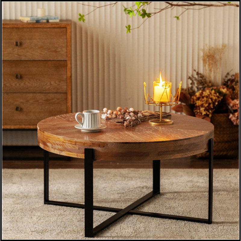 Table basse épissée moderne rétro avec plateau en bois de sapin et pieds croisés noirs robustes pour un design élégant et durable
