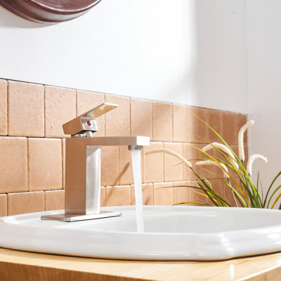 Single-Hole Single-handle Bathroom Faucet with Drain Assembly