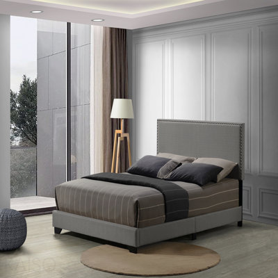 Grand lit, tissu gris clair