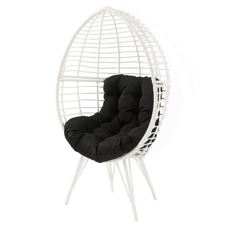 Chaise de patio noire et blanche avec coussin amovible