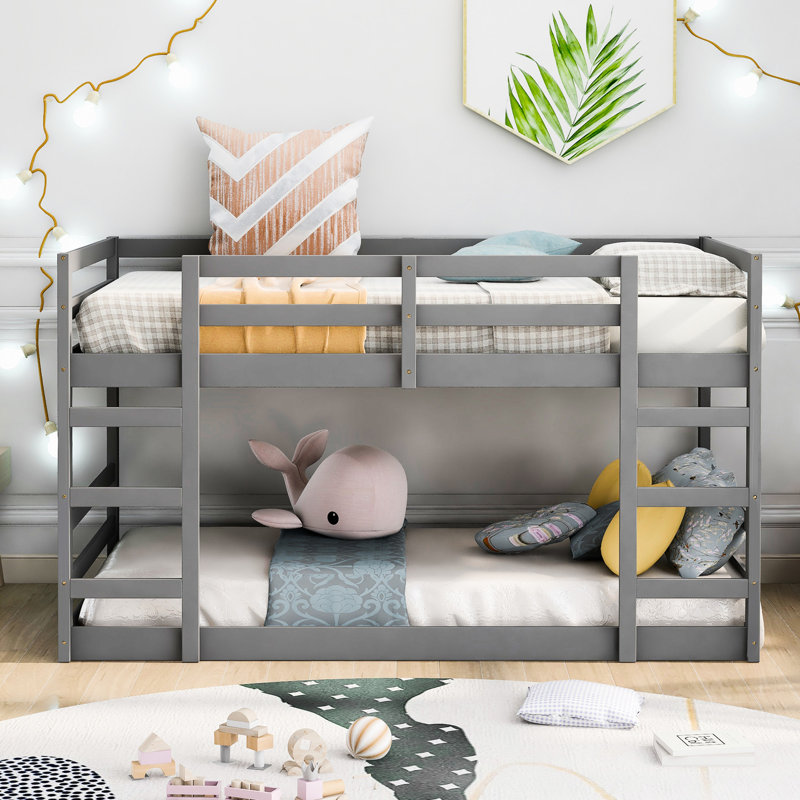 Lit simple au-dessus d'un lit superposé gris avec structure en pin massif pour plus de durabilité, garde-corps sur toute la longueur, espace idéal pour maisons restreintes, lit à lattes, gris, multiusage et esthétique,