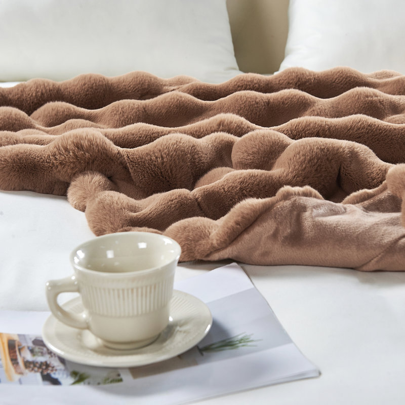 Jeté en fausse fourrure Bubble, Taupe, L 60 po x L 70 po