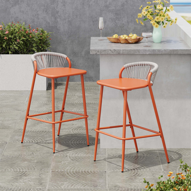 Tabourets de bar d'extérieur à structure en aluminium avec dossier en forme de pétoncle et repose-pieds intégré, ensemble de deux pour des rassemblements décontractés