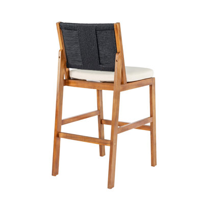 Tabourets de bar d'extérieur en bois d'acacia (ensemble de 2), chaises à hauteur de bar en teck avec coussin crème et dossier en osier noir, tabourets à hauteur de comptoir pour patio, bord de piscine, îlot de cuisine