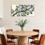 Plantes et fleurs - branche de bleuet avec feuilles vertes et baies mauves-388642263