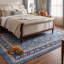 Tapis Hollis traditionnel à motif floral intégral bleu, gris et crème, lavable à la machine, antidérapant, à poils courts, pour l'intérieur et l'extérieur, adapté aux animaux domestiques, idéal pour le salon, la chambre, la salle à manger, l'entrée, le corridor ou le bureau.-260879234