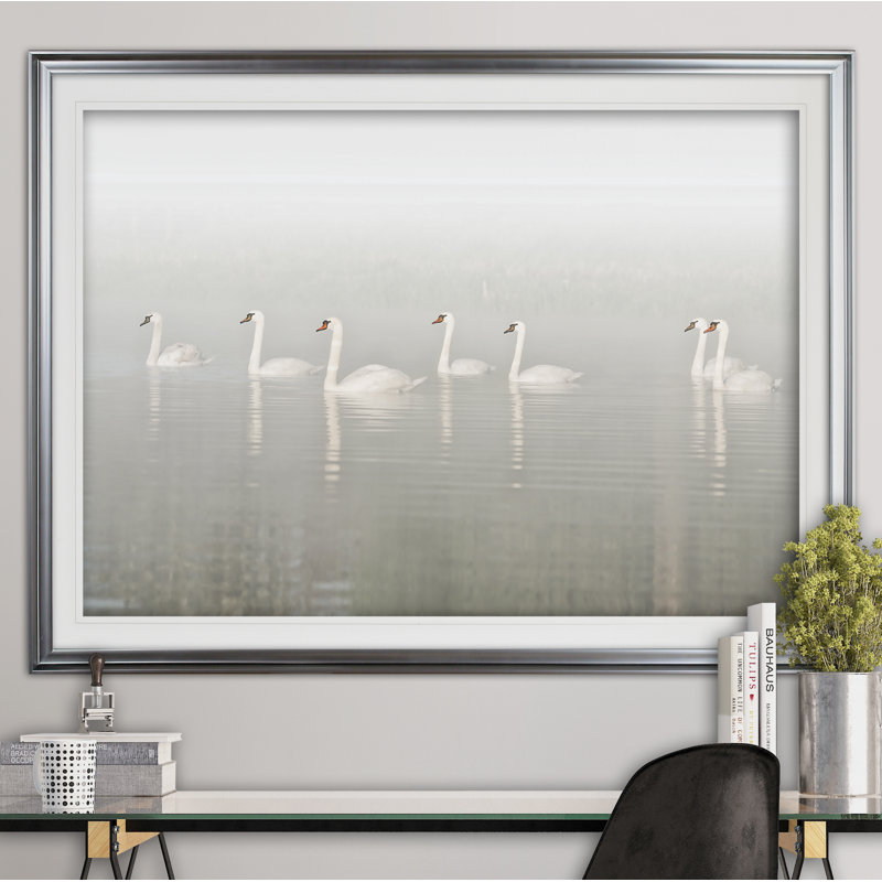 « sept swans », reproduction de peinture à l’acrylique encadrée, Argent, H 24 po x l 32 po x P 1,5 po