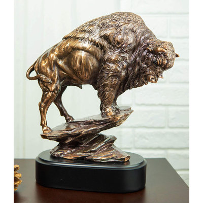 Statue de bison sauvage sur fond de falaise Ebros Buffalo Jump Wild