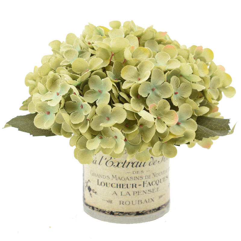 Arrangement floral d'hortensias dans un vase