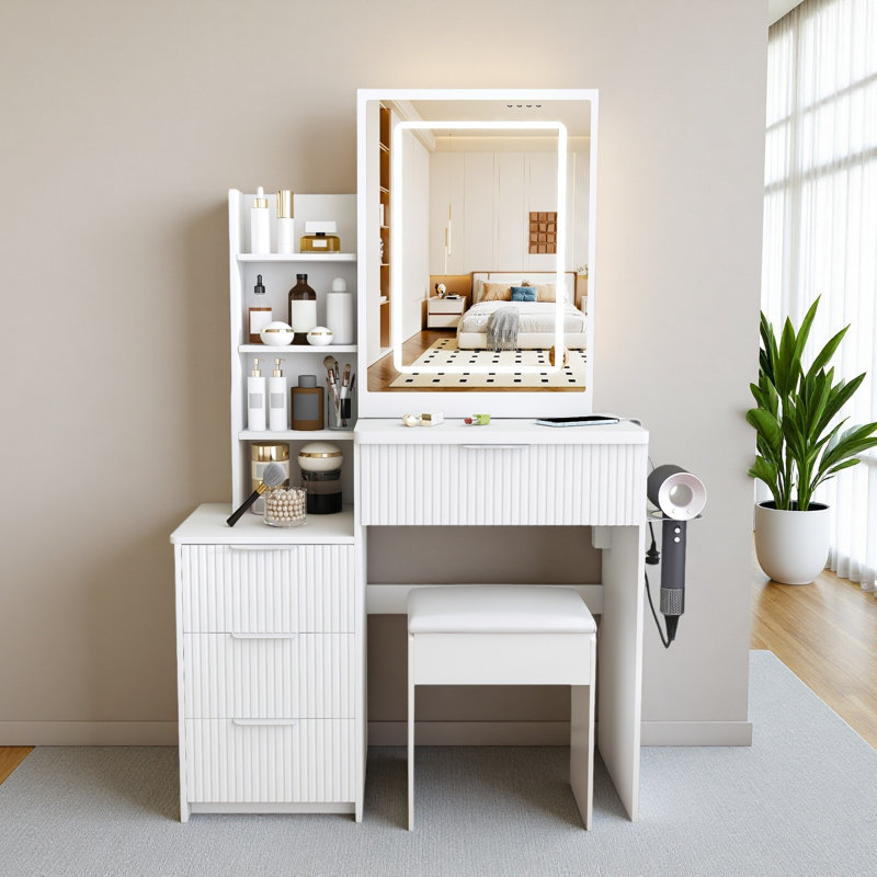 Ce meuble-lavabo moderne comprend 3 modes d'éclairage DEL à luminosité réglable, 4 tiroirs et plusieurs tablettes de rangement ouvertes, un porte-séchoir à cheveux et une prise de courant, et une chaise de coiffeuse