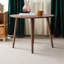 Table basse 33,5 "ovale en chêne - finition noyer avec forme galet