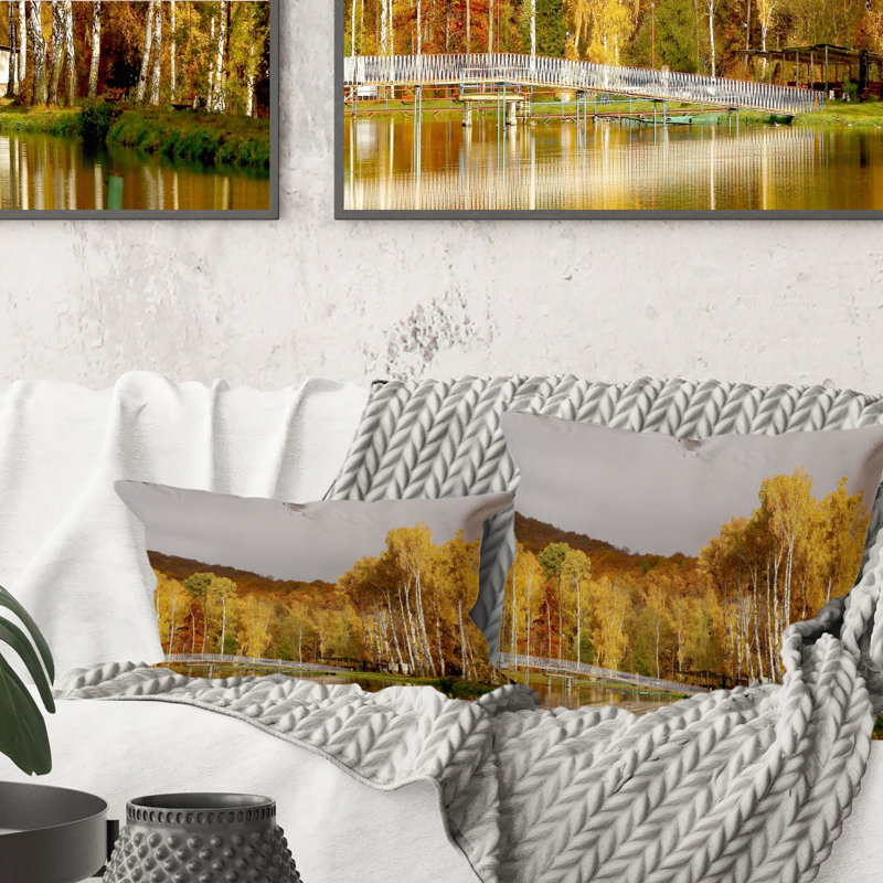 Coussin d'automne «Autumn Birches By The Lake», 18 po x 18 po