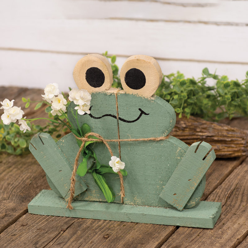 Grenouille joyeuse en bois rustique sur base avec fleurs