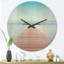 Horloge murale en bois dans une atmosphère froide-63618004