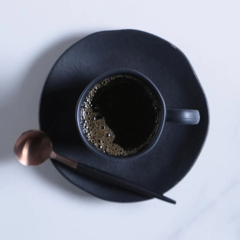 Tasse à café et soucoupe espresso biologique noir mat en céramique 4,1 oz - Va au micro-ondes, au four et au lave-vaisselle, par Porto Brasil