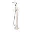 Robinet de baignoire autoportant en métal avec douche à main en nickel brossé, créant une douche relaxante en nickel luxueux et confortable, conçue pour une baignade luxueuse