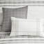 6 édredon en coton double. Rayures grises sur fond blanc. . Édredon trop rembourré. Comprend un édredon, une jupe de lit, des taies décoratives et des oreillers. Literie lavable blanche avec accents. Rayures texturées. Coussins décoratifs à jupe
