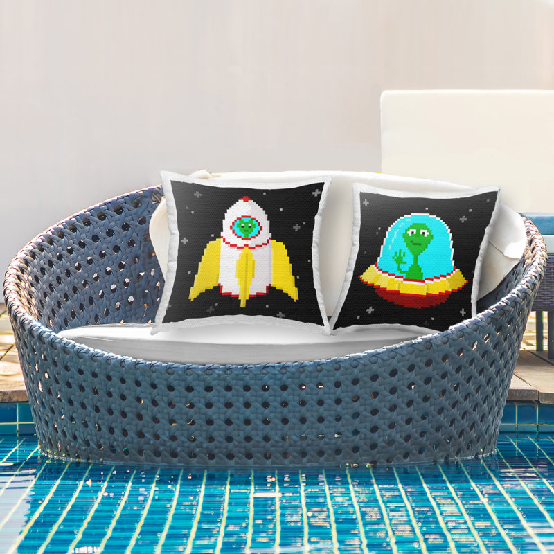 Coussin extérieur Stupell Industries Pixel Alien Spaceship Design par June Erica Vess (ensemble de 2)