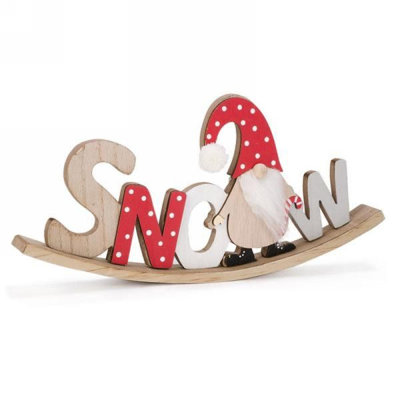 Neige avec un gnome berçant un décor de Noël en bois