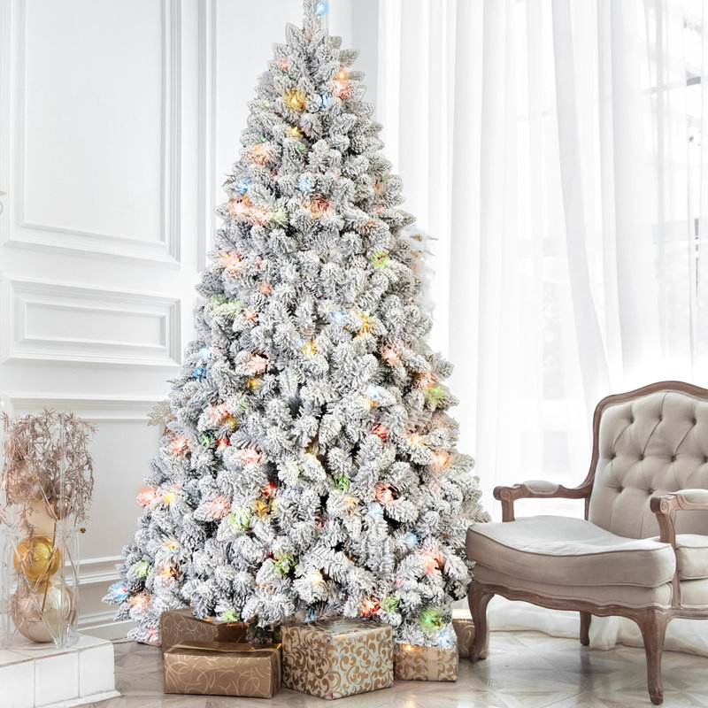 Arbre de Noël floqué de 7 pi de hauteur avec 500 lumières Ul multicolores, 45 pins naturels, 1124 pointes enneigées, des branches à charnières faciles à assembler et un support métallique stable de 84 po