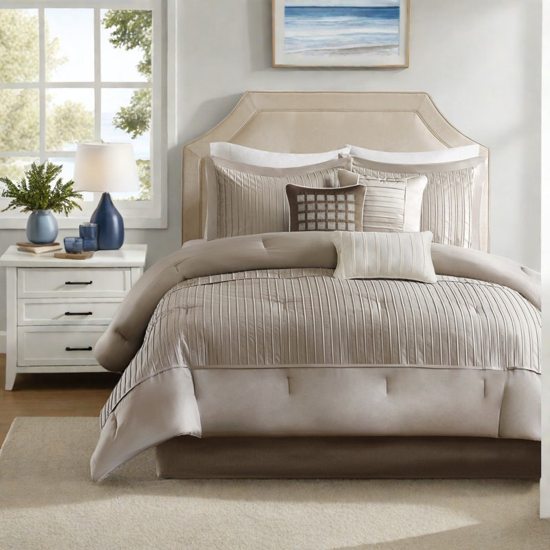 Luxurious 7-piece Polyester Bedding Set, Modern Design