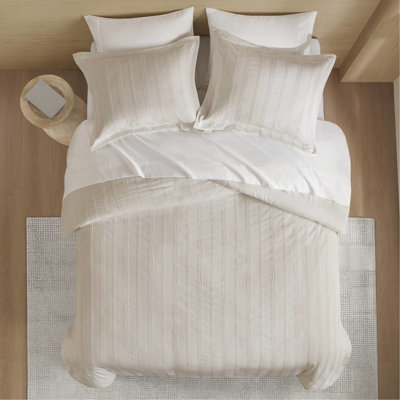 Couette 3 rayures avec des rayures tissées nettes dans des couleurs neutres, confortable et antidérapante, lavable à la machine, idéale pour les chambres à coucher modernes de style transitionnel scandinave