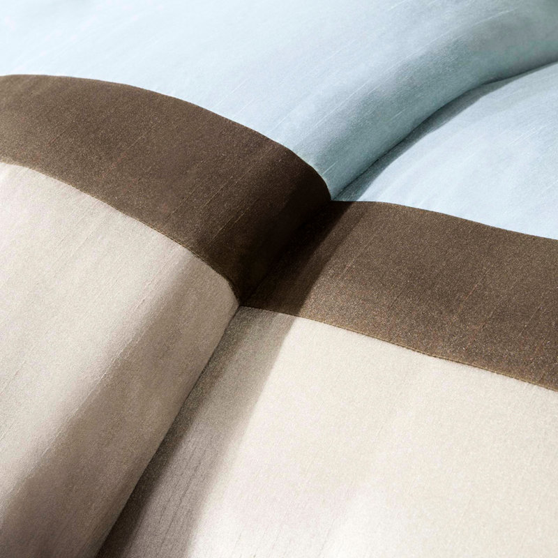 Ensemble de 7 très grands lits - avec édredon bleu et bordure taupe complexe